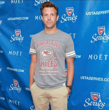 Otro nativo de Kansas que le es fiel a sus raíces es el actor Jason Sudeikis, quien jamás ha dudado mostrar su apoyo a los Chiefs.

