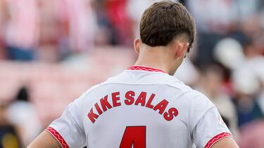 SEVILLA, 06/04/2025.- El defensa del Sevilla Kike Salas tras el partido de LaLiga entre el Sevilla y el Atl¨¦tico de Madrid, este domingo en el estadio S¨¢nchez Pizju¨¢n. EFE/ Jos¨¦ Manuel Vidal