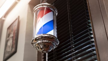 ?Por qu¨¦ la mayor¨ªa de barber¨ªas y peluquer¨ªas tienen un poste con los mismos colores?