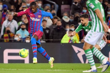 Dembélé on the ball against Betis