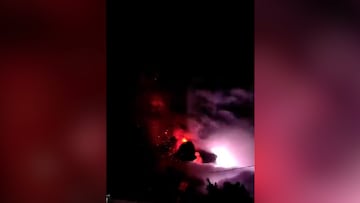 Impresionante erupción de volcán en Indonesia