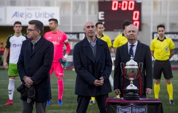 El Arenas Club recibió de Luis Rubiales, presidente de la RFEF, una réplica de la Copa del Rey ganada en 1919 al  Barcelona por 5 goles 2 en la final jugada en Madrid. En 1937, durante la Guerra Civil y a causa de un incendio, el trofeo desapareció de las vitrinas del club vizcaíno. Cien años después vuelve a las vitrinas del equipo de Getxo.
Franqui Egusquiaguirre, presidente del Arenas, con el trofeo.