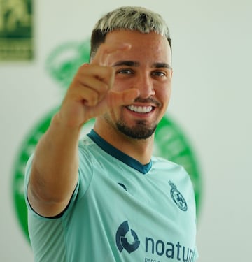 Juanca Arana, delantero del Racing, posa para AS emulando el gesto que hace en cada celebración de gol.