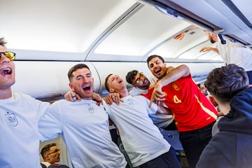 Los jugadores españoles con Rodri a la cabeza celebran la Eurocopa en el avión de regreso a España.