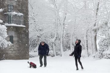 Varias personas disfrutan de la nieve en Pedrafita do Cebreiro, Lugo, Galicia (España).