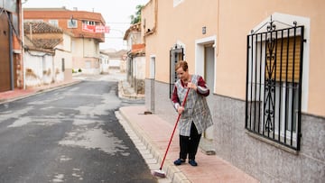 Una vecina de la calle Murcia barre la entrada de su casa, a 28 de mayo de 2023, en Pozo Cañada, Albacete, Castilla-La Mancha (España). Hoy, 28M, se celebran elecciones municipales en un total de 8.131 ayuntamientos y elecciones autonómicas en 12 comunidades autónomas y en las ciudades autónomas de Ceuta y Melilla. En la calle Murcia de Pozo Cañada (Albacete), los vecinos de una acera votan al alcalde de este municipio, y los de la otra, al de Chinchilla de Montearagón. Esta calle divide las dos localidades, una de las aceras pertenece a Pozo Cañada, pero en la de enfrente se puede observar el letrero de Pozobueno, una pedanía que forma parte de Chinchilla de Montearagón. Esta situación se produce desde el siglo XVIII, en el año 1745, como consecuencia del aumento que registró el término municipal de Albacete. Desde entonces, esta situación se ha venido repitiendo en cada cita electoral y esto ha vuelto a ocurrir de cara a las elecciones autonómicas y municipales.
28 MAYO 2023;ELECCIONES;VOTO;RURAL;28M;28-M;CAMPO;PUEBLO;DESPOBLACIÓN
Víctor Fernández / Europa Press
28/05/2023