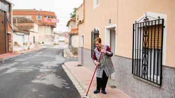 Una vecina de la calle Murcia barre la entrada de su casa, a 28 de mayo de 2023, en Pozo Cañada, Albacete, Castilla-La Mancha (España). Hoy, 28M, se celebran elecciones municipales en un total de 8.131 ayuntamientos y elecciones autonómicas en 12 comunidades autónomas y en las ciudades autónomas de Ceuta y Melilla. En la calle Murcia de Pozo Cañada (Albacete), los vecinos de una acera votan al alcalde de este municipio, y los de la otra, al de Chinchilla de Montearagón. Esta calle divide las dos localidades, una de las aceras pertenece a Pozo Cañada, pero en la de enfrente se puede observar el letrero de Pozobueno, una pedanía que forma parte de Chinchilla de Montearagón. Esta situación se produce desde el siglo XVIII, en el año 1745, como consecuencia del aumento que registró el término municipal de Albacete. Desde entonces, esta situación se ha venido repitiendo en cada cita electoral y esto ha vuelto a ocurrir de cara a las elecciones autonómicas y municipales.
28 MAYO 2023;ELECCIONES;VOTO;RURAL;28M;28-M;CAMPO;PUEBLO;DESPOBLACIÓN
Víctor Fernández / Europa Press
28/05/2023