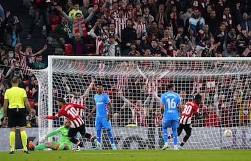 1-0. Mario Hermoso marca en propia puerta el primer gol del Athletic club.