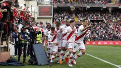 Trejo celebra con sus compa&ntilde;eros su 1-0 al C&aacute;diz.