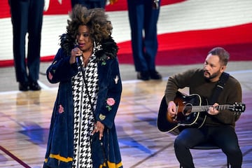 Macy Gray cantando el himno nacional de los Estados Unidos. 