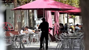 Clientes en una terraza de un bar, en Madrid (España).