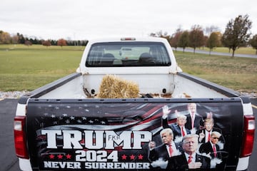 Una camioneta con una imagen en apoyo del candidato presidencial republicano y expresidente estadounidense Donald Trump, en Springfield, Ohio.