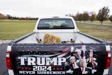 Una camioneta con una imagen en apoyo del candidato presidencial republicano y expresidente estadounidense Donald Trump, en Springfield, Ohio.