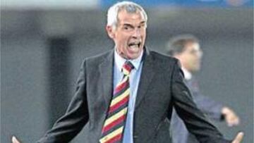 <b>YA PIENSA EN VERDIBLANCO. </b>Héctor Cúper ya trabaja como lo que es: el nuevo entrenador del Betis.