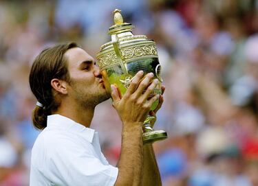 Wimbledon ha sido el patio de recreo de Federer, el teatro donde ha protagonizado sus grandes obras. El primero de sus ocho triunfos, y el primero de sus 20 Grand Slams, llegó en 2003 cuando derrotó a Mark Philippoussis (7-6, 6-2 y 7-6). Dos años antes, se había presentado al mundo derrotando en cinco soberbios sets a Pete Sampras en octavos. El estadounidense tenía ya siete Wimbledon. El relevo estaba servido. 