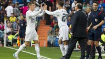 Momento en el que Borja Mayoral reemplaza a Toni Kroos para hacer su debut en partido oficial en el encuentro entre el Real Madrid y Las Palmas en el Santiago Bernabéu.