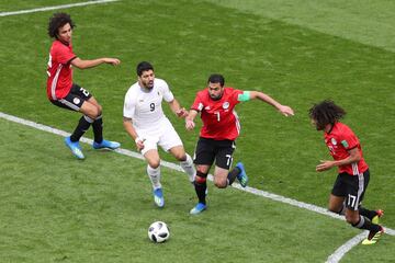 Ahmed Fathi y Luis Suárez.