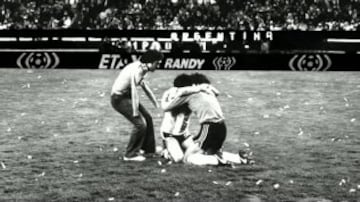 Ricardo Osvaldo Alfieri se acera a Fillol y Tarantini, quienes se abrazaban en el medio del campo tras la victoria de Argentina en la Copa del Mundo de 1978. La imagen quedó retratada por siempre por el Gráfico en una de las imágenes más recordadas en la historia del deporte. 