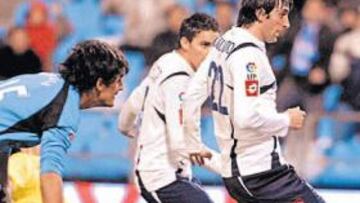 <b>OPORTUNO. </b>De esta manera empujó Diego Milito el balón a las redes y dio la victoria a los suyos.