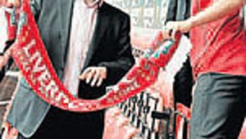 Torres y Benítez posan con una bufanda del Liverpool.