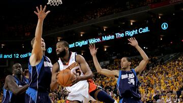 Baron Davis penetra ante la defensa de los Mavs durante el sexto partido de la primera ronda de los playoffs 2007.