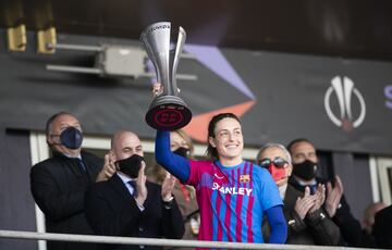 Alexia Putellas levantando el trofeo de Supercampeonas. 