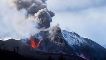 TOPSHOT - In this handout photograph taken and released by the Spanish Military Emergency Unit (UME) on November 28, 2021 the Cumbre Vieja volcano spews lava, ash and smoke on the Canary island of La Palma. - It has been more than two months since Cumbre