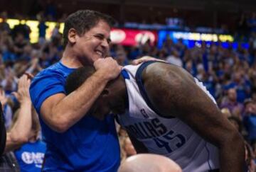 Mark Cuban, abrazando a Blair.