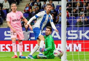 El capitán perico sigue llevando el timón del Espanyol. Consiguió un doblete y se encaminaba al pedestal de los héroes hasta que un mal despeje le hizo que marcara en propia puerta el empate armero.