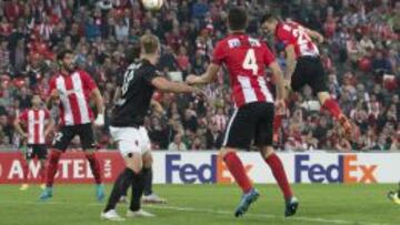 Espectacular testarazo de Aduriz al Augsburgo. Firmó otro doblete, como ante el Getafe, y ante el Barça firmó un ‘hat-trick’.