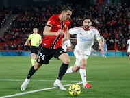 PALMA DE MALLORCA, 02/02/2026.- El defensa del Mallorca Martin Valjent (i) pelea un balón ante el delantero del Sevilla Neal Maupay durante el partido de la jornada 22 de LaLiga EA Sports, que disputan el RCD Mallorca y el Sevilla FC este jueves, en Son Moix. EFE/ CATI CLADERA