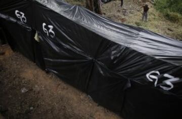 Miembros del Movimiento de los Trabajadores Sin Techo de Brasil (MTST) trabajan en la construcción de las chozas en el campamento "La Copa Mundial de los Pueblos", que alberga una estimación de 2.800 familias del movimiento.