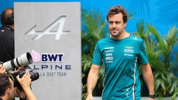 Fernando Alonso, pasa por delante del 'hospitality' de Alpine en el GP de Miami.