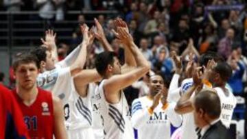 Los jugadores del Madrid agradecen su apoyo al público tras ganar al CSKA.