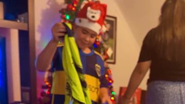 El hijo de Johnny Herrera abre su regalo de navidad y lo que ocurre sorprende a todos: la escena más tierna que verás