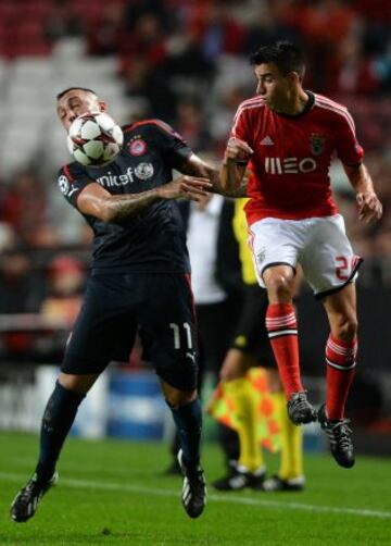 Benfica-Olympiacos. Kostas Mitroglou controla un balón ante Nicolas Gaitan.