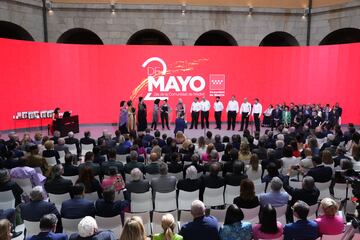 Actuación de un grupo folklórico durante los actos del Día de la Comunidad de Madrid. 