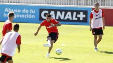 Correa lanza un tiro.