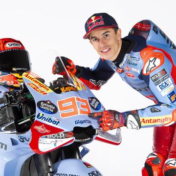 Marc Márquez señala su número en la Ducati Desmosedici GP23.