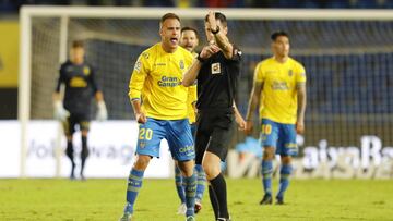 Jugadores de Las Palmas protestan al colegiado en el partido contra el Deportivo.
