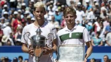 Dominic Thiem (derecha) luce el trofeo de campe&oacute;n junto a Goffin (izquierda) que sujeta el de subcampe&oacute;n