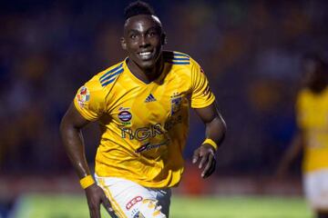 Julián Quiñones celebra su doblete de goles en el Tigres 2-0 Pumas de la jornada 13 del Clausura 2019 de la Liga MX en el Universitario de Nuevo León.