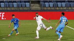 Benzema, antes de golpear el esf&eacute;rico que ser&iacute;a el tercer gol de la noche y su segundo particular. As&iacute; se convertir&iacute;a en el quinto goleador hist&oacute;rico del Madrid... 