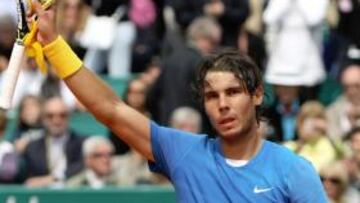 <b>A LA CARGA. </b>Rafa Nadal capitanea la carga de la Armada española en el Country Club de Montecarlo.