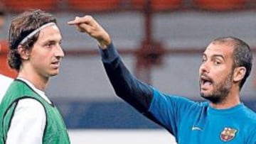 <b>ATENTO A LAS EXPLICACIONES. </b>Ibrahimovic sigue las instrucciones de Guardiola en el entrenamiento de ayer en el Giuseppe Meazza de Milán.