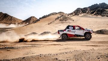 Alonso y Coma con el Toyota en Arabia Saudí.