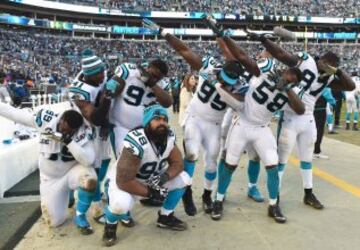 Carolina Panthers lleva al pie de la letra la famosa canción de Queen, "Show must go on". El equipo esta viviendo una fiesta y sus jugadores están disfrutando como enanos.