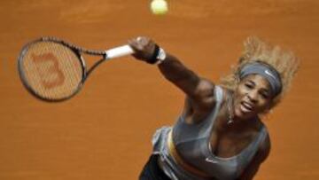 Serena Williams sirve ante la china Shual Peng. La canaria Carla Su&aacute;rez ser&aacute; su pr&oacute;xima rival.