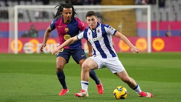 Arkaitz Mariezkurrena, en una disputa con Koundé, en el partido de la Real Sociedad contra el FC Barcelona.