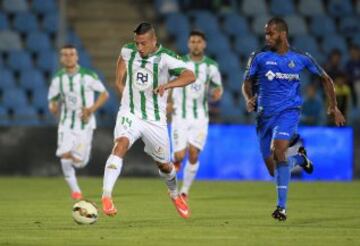 El delantero argelino del Córdoba, Nabil Ghilas, conduce el balón ante el defensa brasileño del Getafe, Edinaldo Gomes Pereira.